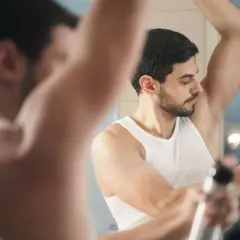Czy mężczyźni powinni golić pachy? Odkryj zalety i wady tej decyzji