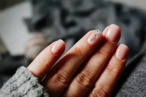 Paznokcie na których nie widać odrostu: Sekrety idealnego manicure