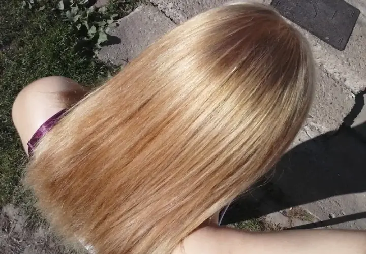 Jak rozjaśnić odrosty bez rozjaśniacza - naturalne sposoby na włosy