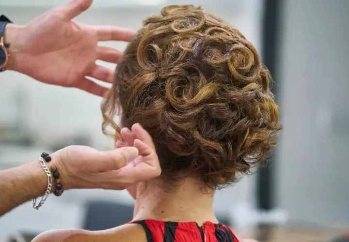 Jak zrobić fryzury lata 70 – proste techniki i inspiracje do stylizacji