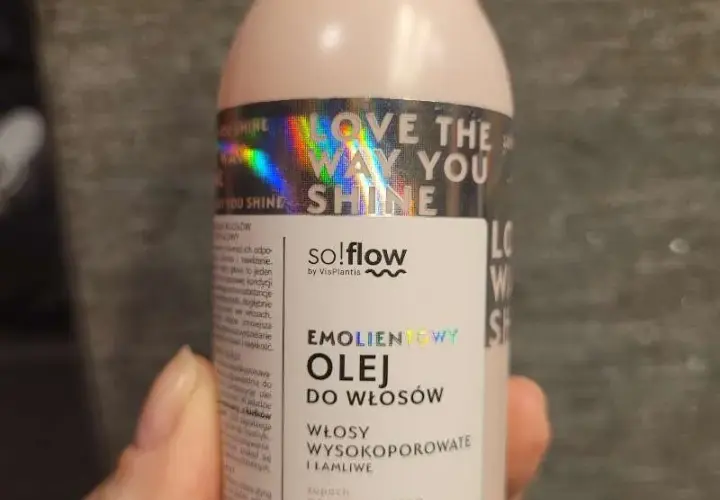Jaki olej do włosów wysokoporowatych kręconych, aby uniknąć puszenia?