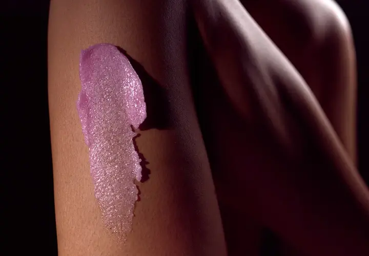 Peeling przed goleniem czy po – jak uniknąć podrażnień skóry?