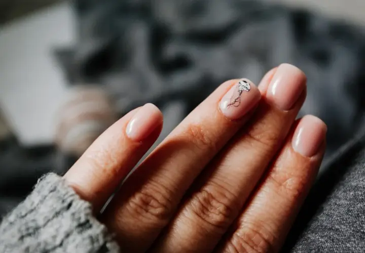 Paznokcie na których nie widać odrostu: Sekrety idealnego manicure
