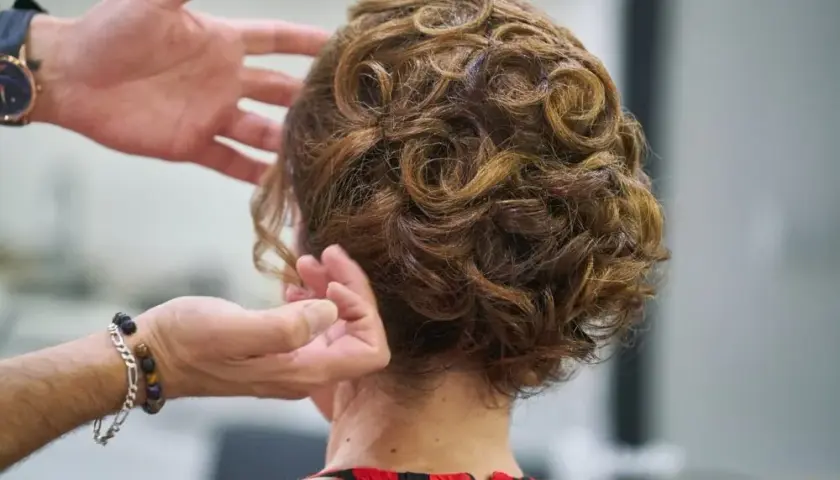 Jak zrobić fryzury lata 70 – proste techniki i inspiracje do stylizacji