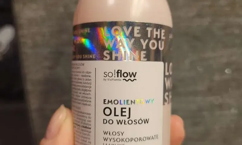 Jaki olej do włosów wysokoporowatych kręconych, aby uniknąć puszenia?