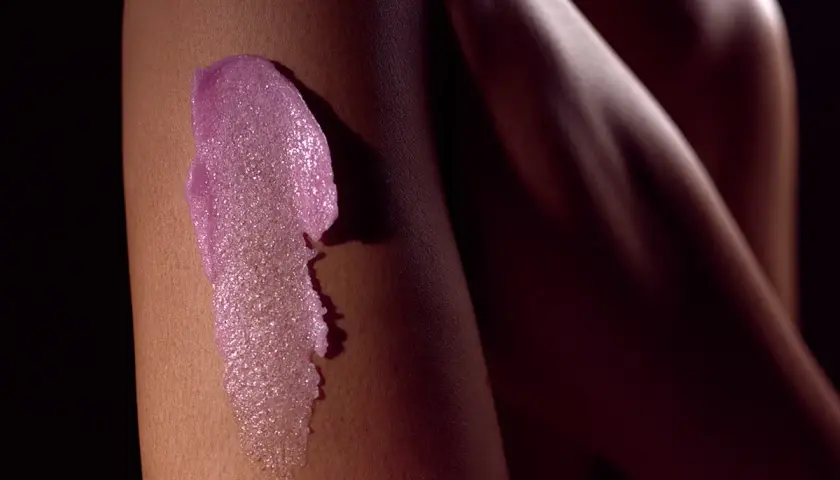 Peeling przed goleniem czy po – jak uniknąć podrażnień skóry?
