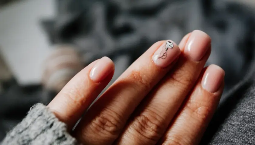 Paznokcie na których nie widać odrostu: Sekrety idealnego manicure