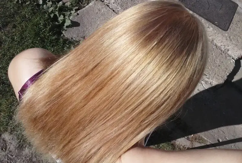 Jak rozjaśnić odrosty bez rozjaśniacza - naturalne sposoby na włosy
