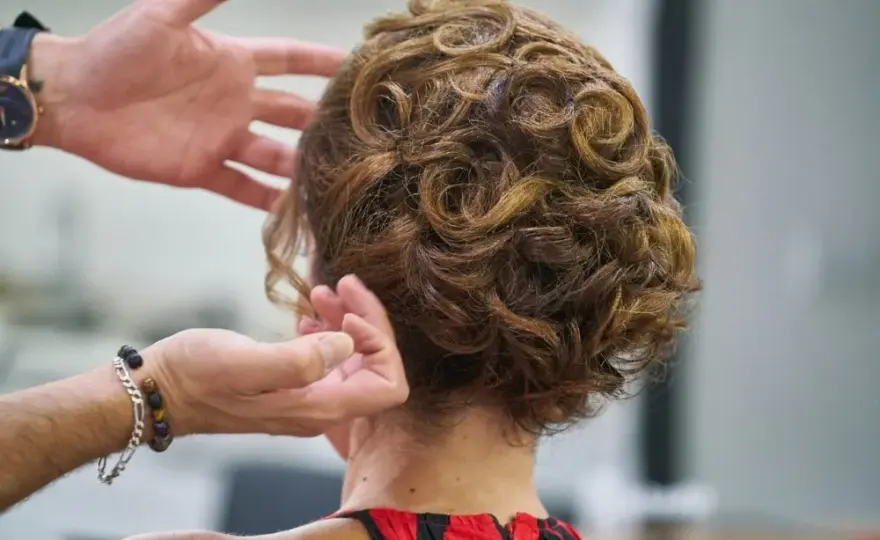 Jak zrobić fryzury lata 70 – proste techniki i inspiracje do stylizacji