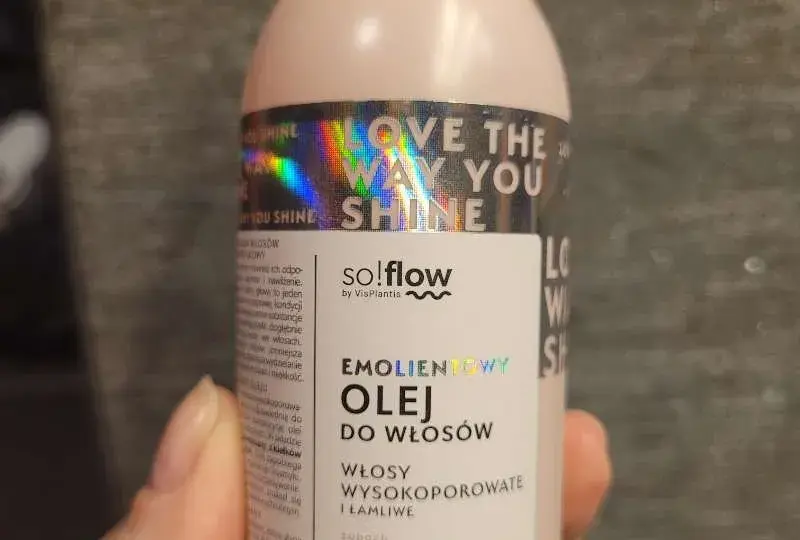 Jaki olej do włosów wysokoporowatych kręconych, aby uniknąć puszenia?