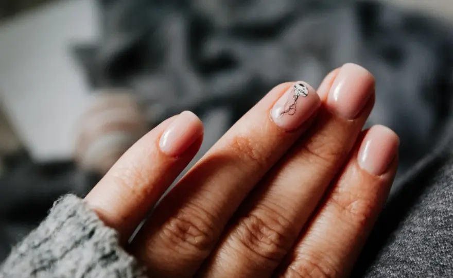 Paznokcie na których nie widać odrostu: Sekrety idealnego manicure