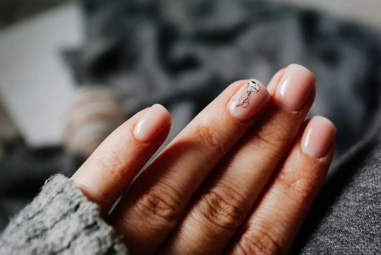 Paznokcie na których nie widać odrostu: Sekrety idealnego manicure