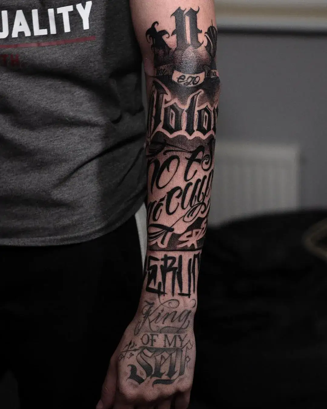Zdjęcie Pomysły na napis na tatuaż męski - znajdź inspirację dla siebie